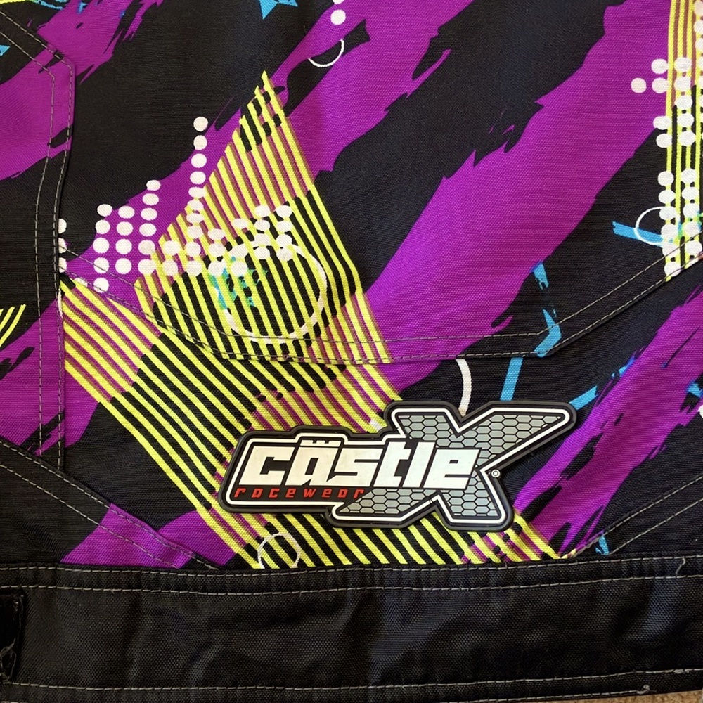 CASTLE X RACEWEAR SWITCH SPECIAL EDITION
GIRLS YOUTH SIZE LARGE
EXCELLENT COND. - Picture 8 of 15